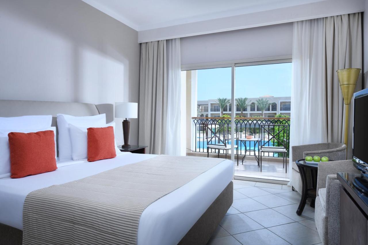 Jaz Mirabel Resort Sharm El Sheikk Exterior foto A room at the Hilton Sharm El Sheikh